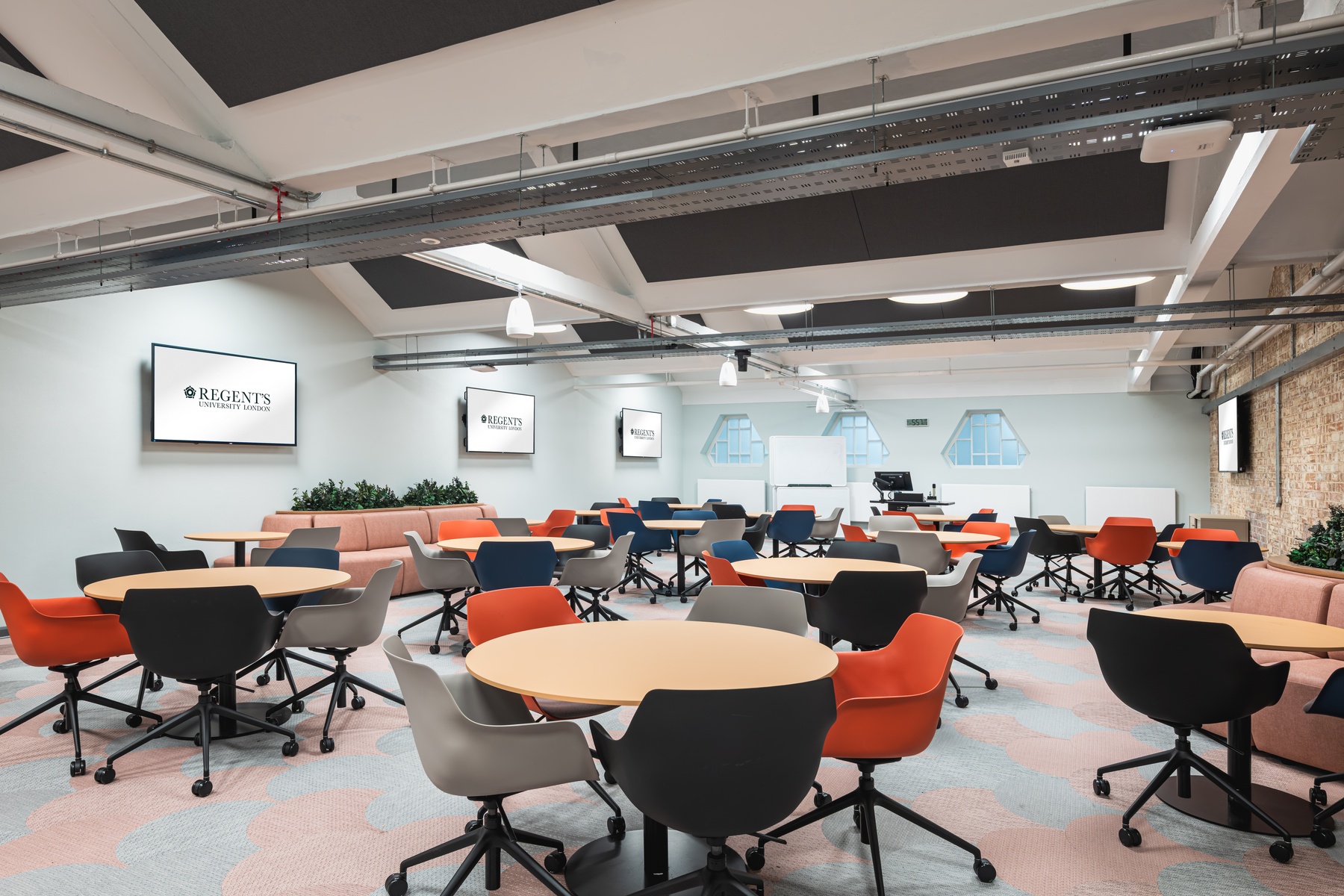 regentsuniversity-classrooms-221025-1030